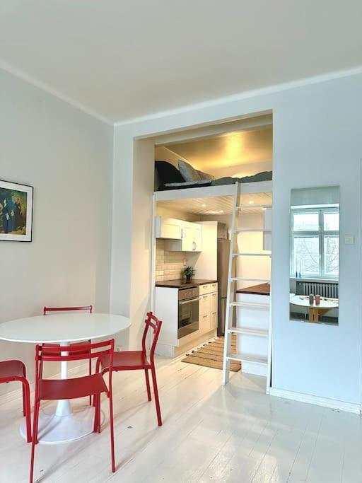 Cute Loft By Tram Stop Apartment *